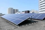 たくさんの太陽光パネルが並んでいる（記者撮影）