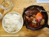 人気メニューの牛タンシチュー。お味は……（写真：筆者提供）
