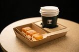 Bunkamuraで営業していたカフェ「ドゥマゴ」の名物として知られる「タルトタタン」をプチサイズにリニューアルして提供（Bunkamuraル・シネマ 渋谷宮下）