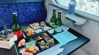 星野リゾート｢観光列車｣車内料理の豪華に仰天 青い森鉄道が運行｢酒のあで雪見列車｣に乗車