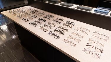 工房職人の技｢金子眼鏡｣高級ブランド化への軌跡 低価格チェーン隆盛の