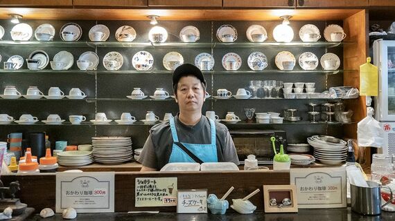 カウンターに立つ山﨑俊一さん