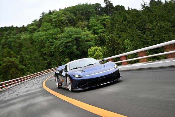 箱根ターンパイクの一般的な路面でも快適性や安定感は高かった（写真：Automobili Pininfarina）