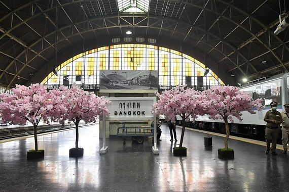 フアランポーン駅 桜のデコレーション