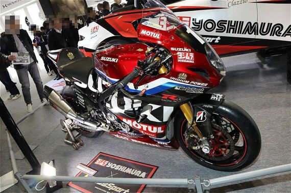 ロードスターの隣には、ヨシムラの手によるカスタマイズが施されたバイクも展示された