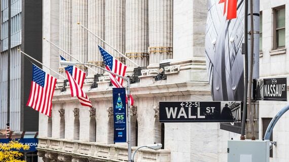ニューヨーク証券取引所とウォール街の標識