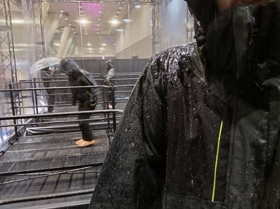 豪雨体験ブースでの検証の様子