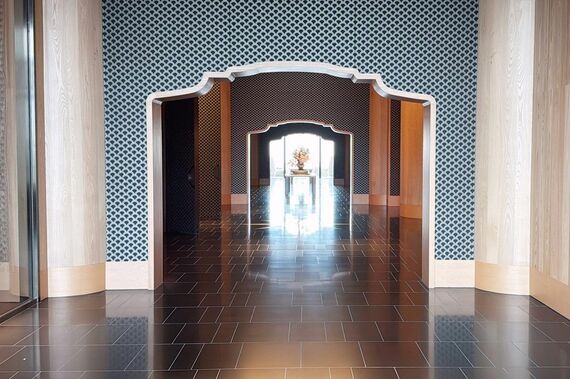 ブルガリホテル東京40階。エキゾチックなアーチ開口が印象的なレストランに続く通路