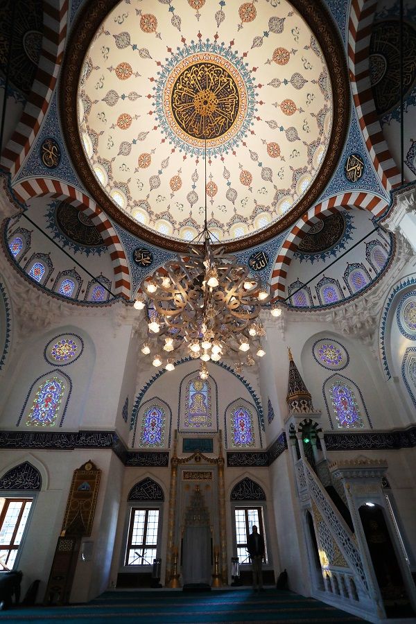 正面にはメッカの方角を示す窪み「ミヒラーブ」がある