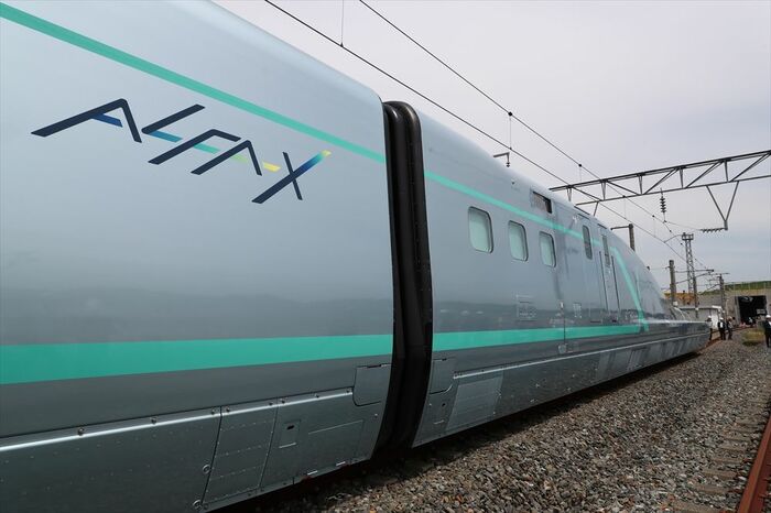鼻の長い10号車の側面窓は3つだけだ