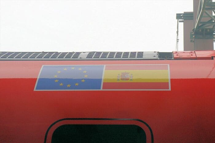 車体に入るEUとスペインの国旗