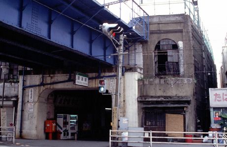 機銃掃射の跡が残る鶴見線国道駅