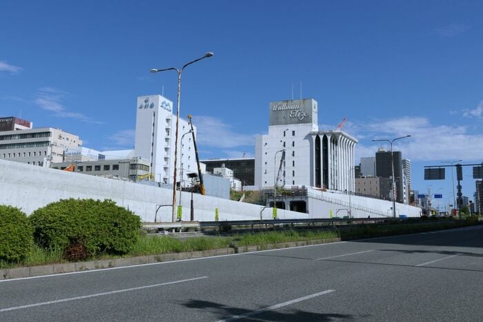 トンネルと高架を分ける開口部