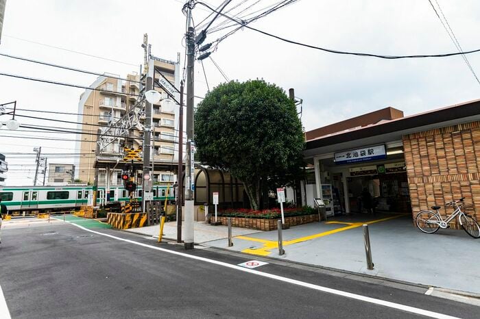 北池袋の駅舎。すぐ横の踏切は東上線と埼京線が通る