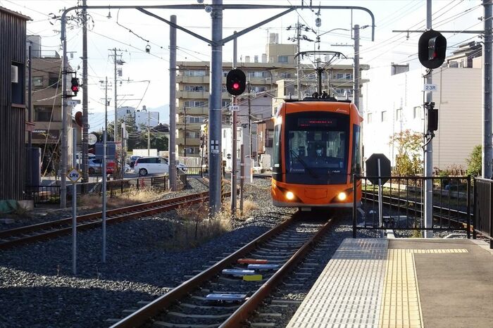 田原町のえちぜん鉄道ホームに入る越前武生行き直通