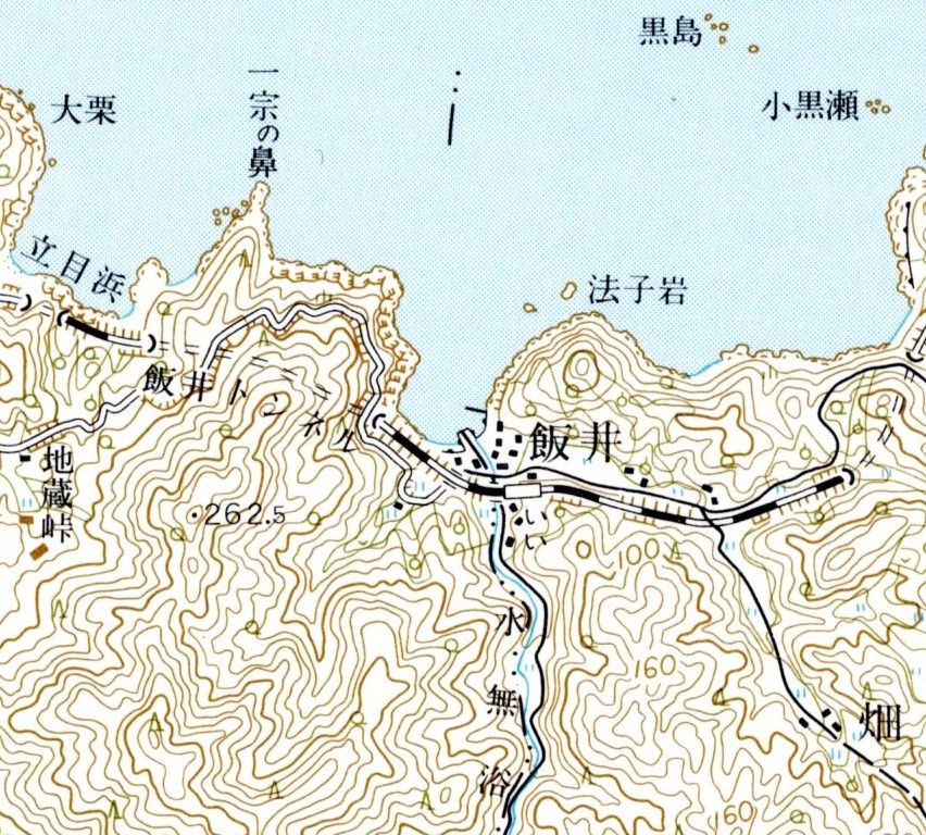 山陰本線の飯井（いい）駅は萩市と長門市のちょうど境界付近にある。かつては三見村の枝村である飯井村と三隅中村の枝村・飯井村だった。1:50,000「萩」平成元年修正