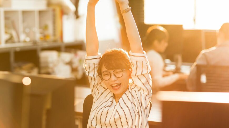 残業が少ないのに年収が高い、タイパのいいホワイト企業はどこか（写真：Mills / PIXTA）