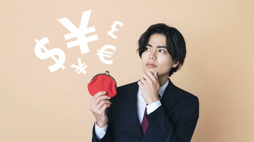 お金のことで不満を持つ若いビジネスマン
