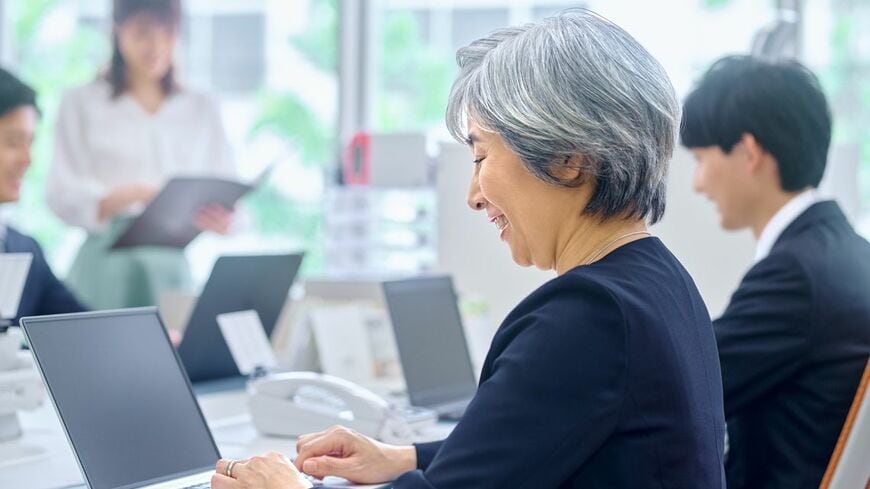 オフィスで働くシニアの女性
