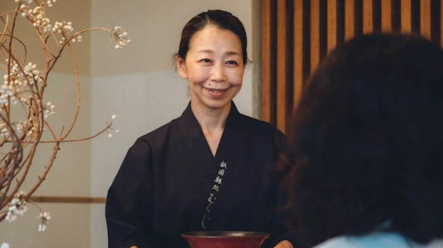 小料理屋のようなたたずまいの『祇園麵処むらじ』店主である恭子さん（写真：Woman type編集部）