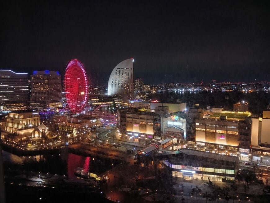 部屋の窓から見えた夜景（写真：筆者撮影）