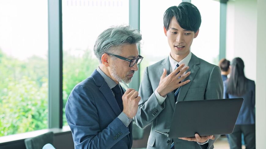 経営者が若手に学ぶ「リバースメンター」制度とは（写真：Graphs／PIXTA）
