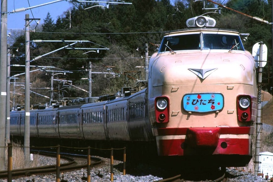 ＜国鉄時代＞「ヒゲ」なしでスカートが赤塗装のボンネット型車両を先頭に走る特急「ひたち」。九州から転属した車両だった（撮影：南正時）