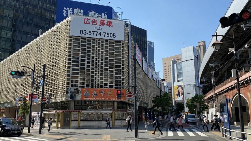 新橋駅烏森口側から見たニュー新橋ビル。眺める方向によって建物の印象が異なるのが特徴（写真：筆者撮影）この記事の画像を見る(◯枚)