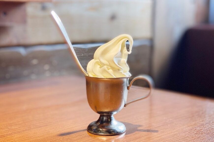 この日追加したのは北海道ミニソフト税込み200円。朝からソフトクリームという罪深さに反比例する至福（著者撮影）