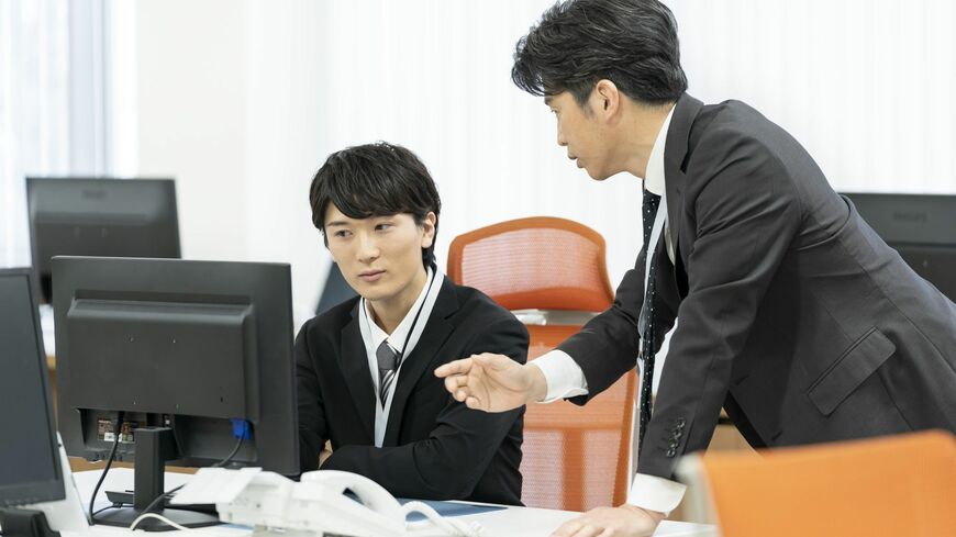 上司が部下に話す姿