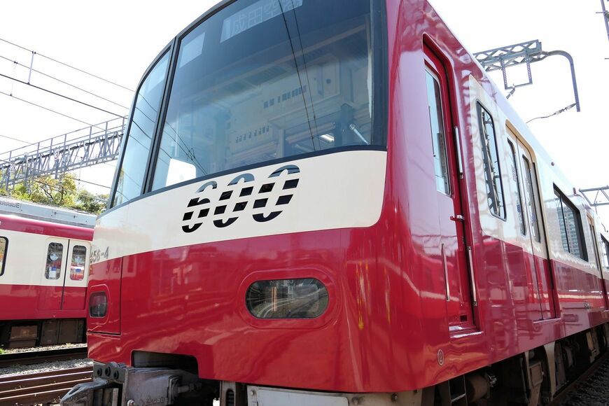 下部の尾灯と急行灯は一体になっている（記者撮影）