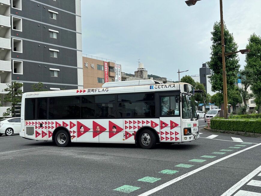 高松市街地を走る、ことでんバス（筆者撮影）