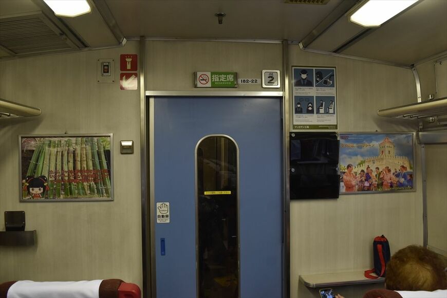 指定席表示もそのまま残った車内（筆者撮影）