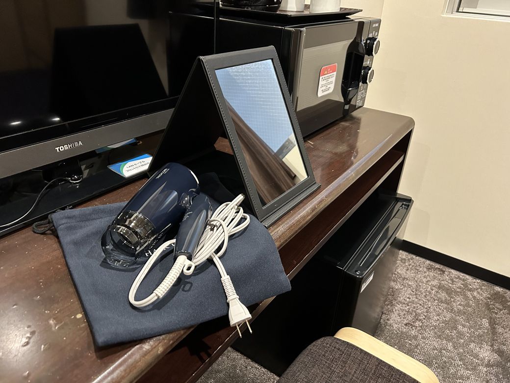 デスクの下にあった、ドライヤーと卓上ミラー（写真：筆者撮影）