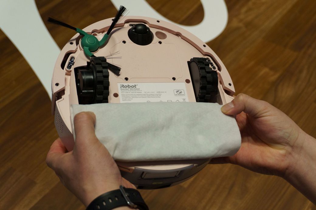 ルンバ ミニの裏面に使い捨ての床拭きシートを装着したところ。タンクや回転モップは搭載しない（写真：筆者撮影）
