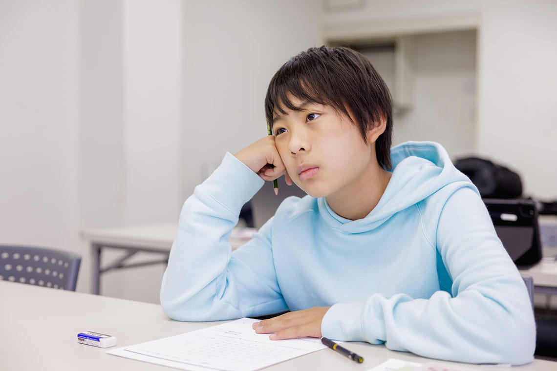 生活リズムや睡眠時間には個人差があるため、無理をすればむしろ日中の集中力が落ちてしまうことも（画像：miyuki ogura / PIXTA）