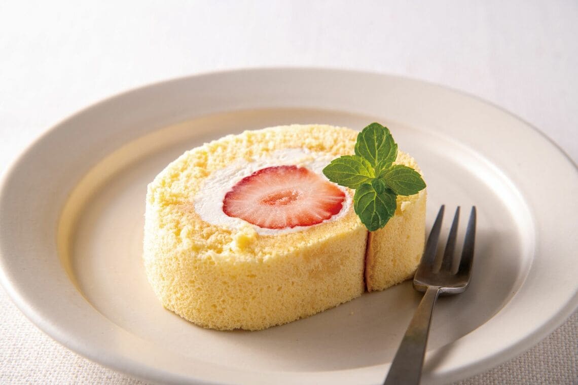 安部司氏が考案した"無添加ヘルシー"おやつ「大感動！ 至福の米粉ロールケーキ」（写真：『日本人なら必ず食べたい安部おやつ』より）