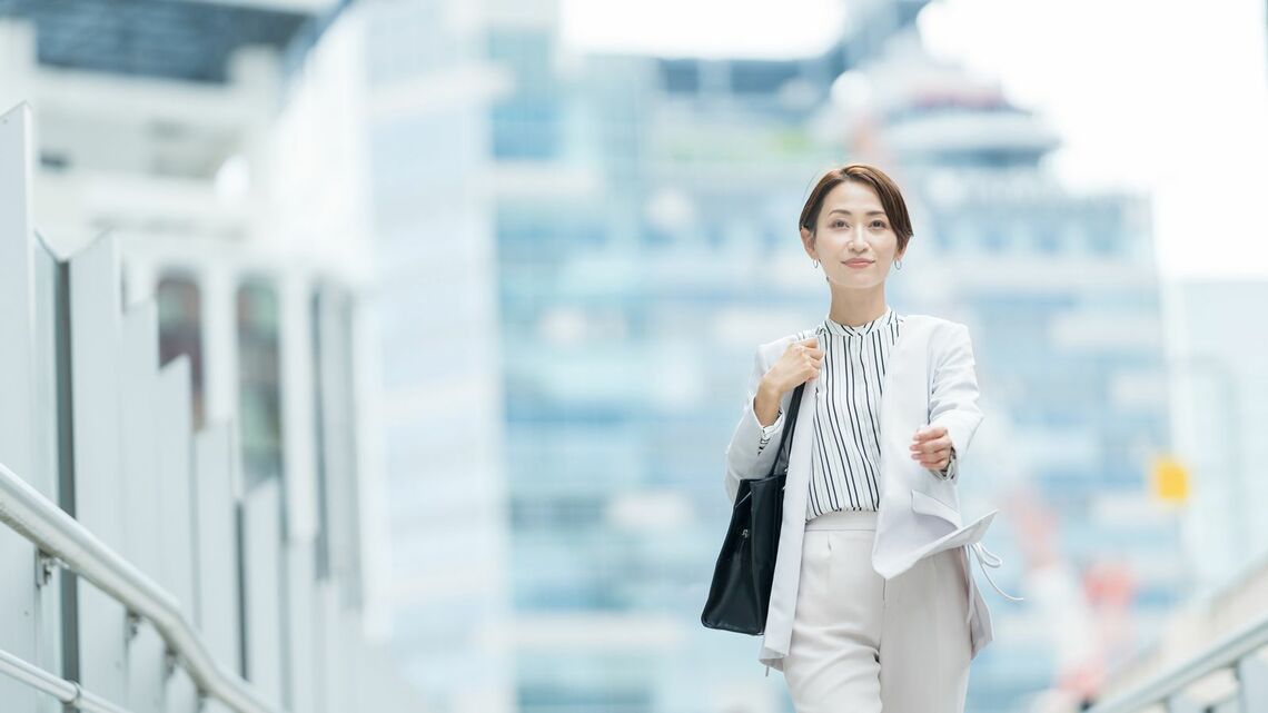 歩く女性