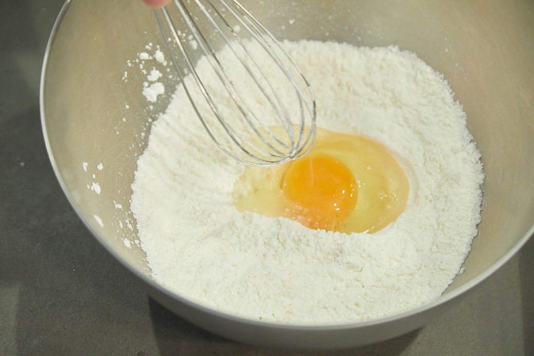 小麦粉に卵を割り入れ……（写真：吉澤健太）