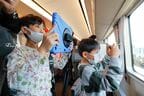 次々と繰り広げられるサプライズに熱心に写真を