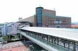 屋上から見たペデストリアンデッキ。商業施設のエコール・いずみ本館と直結（記者撮影）
