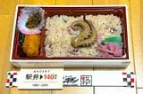 駅弁140周年を示した切符風のカードがつく、しまだフーズ「磯べん」（筆者撮影）