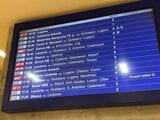 イタリア語圏のベリンツォーナ駅にある列車の発着案内。凡例はイタリア語表記だ（筆者撮影）