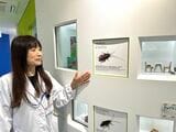 ゴキブリ展示ブースの案内をする有吉さん（筆者撮影）