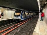 地下鉄は第三軌条集電だ。2号線のロマナ広場駅にて（筆者撮影）