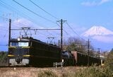 東海道本線三島付近を走るEH10形。角ばった車体と黒に黄色のラインは迫力があった（撮影：南正時）