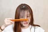 前髪のセットの仕方を解説するAYAMARさん