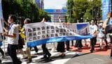 ストライキによる臨時休業となった池袋西武を背に、デモ行進を行ったそごう・西武労組（記者撮影）