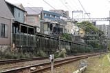 少し地面が高くなっているのは大塚本町駅時代のホームの跡（記者撮影）