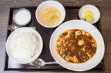店の一番人気は麻婆豆腐定食（1200円）。辛さは5段階あり、筆者は中辛を注文した。ご飯は無料で大盛にしてくれる（筆者撮影）